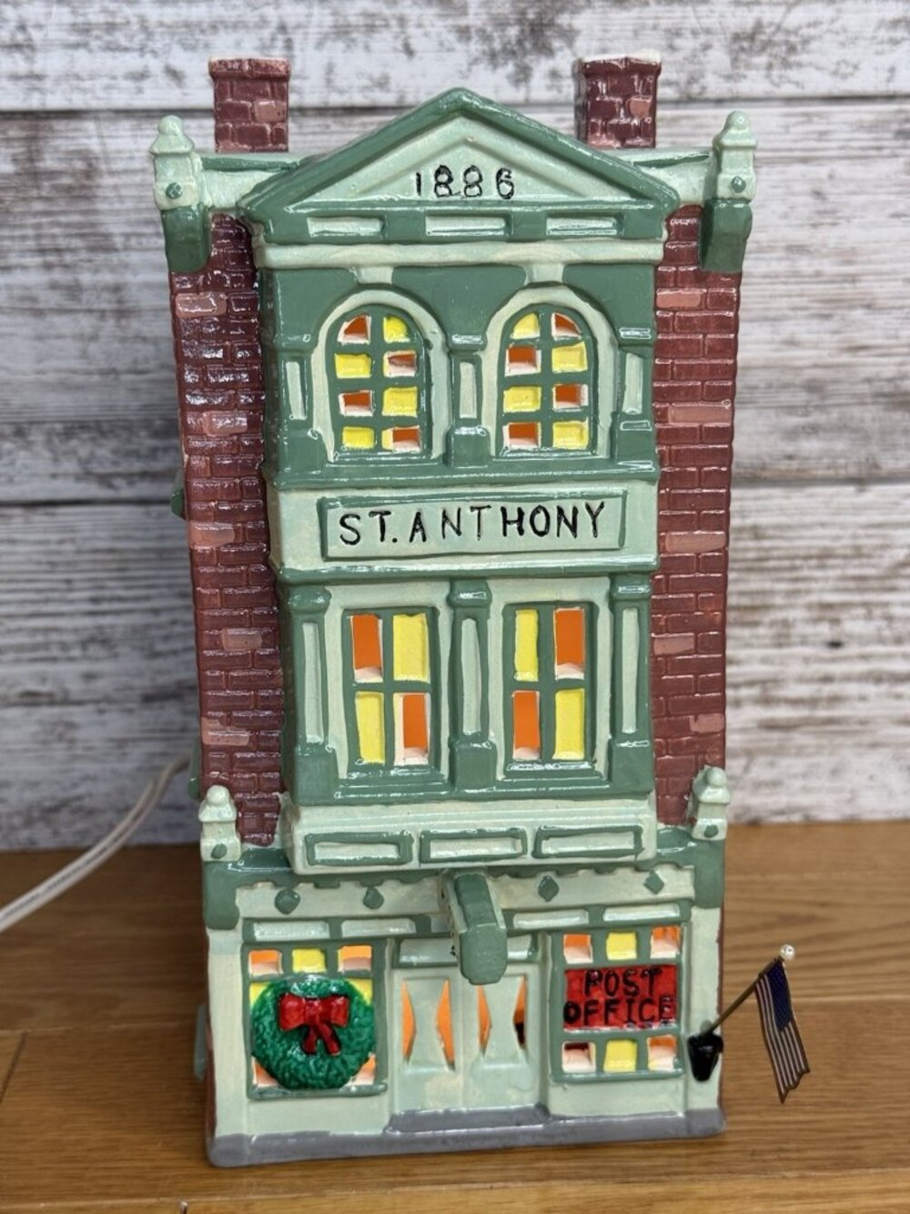 Department 56 Snow Village ST. ANTHONY HOTEL AND POST OFFICE W/Flag Vintage 1987